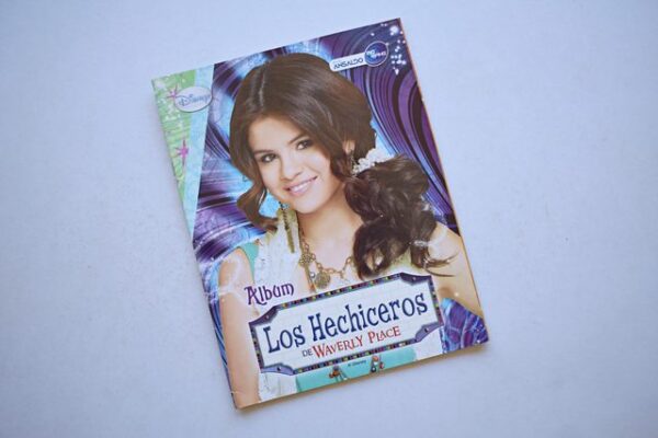 Los Hechiceros de Waverly Place: Faltan 15 Láminas (Álbum) (2011, Big-Bang)