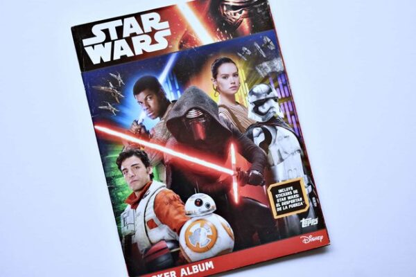 Star Wars The Force Awakens: Tiene 5 Láminas (Álbum) (2016, Topps)