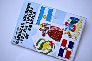 Banderas, Escudos y Trajes tipicos de America: Tiene 12 Láminas (1990, Artecrom)