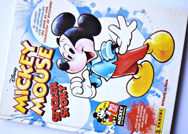 Mickey Mouse Sticker Story 90 Años (Panini
