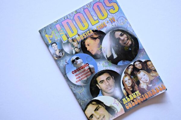 Mis Idolos, Cine, Tv, Musica: Tiene 34 Láminas (Álbum) (1998, Independiente)