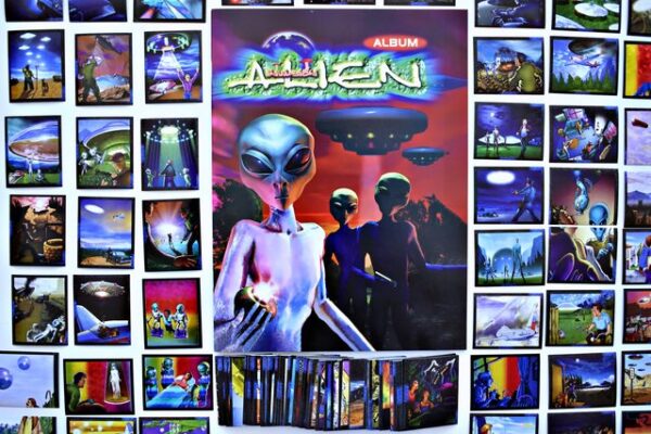 Invasion Alien: Álbum Completo A Pegar [Complete Set]