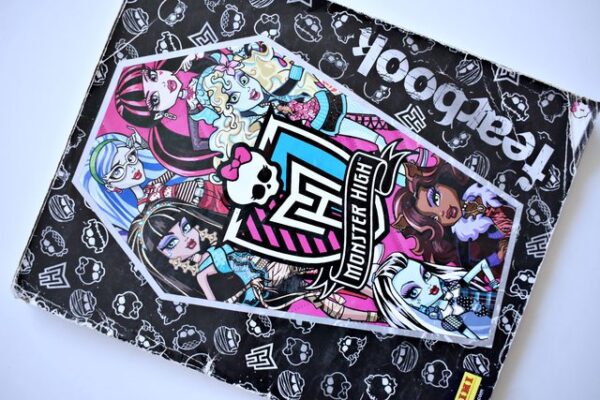 Monster High Fearbook: Álbum Completo (Con todas sus láminas pegadas) (2021, Panini)